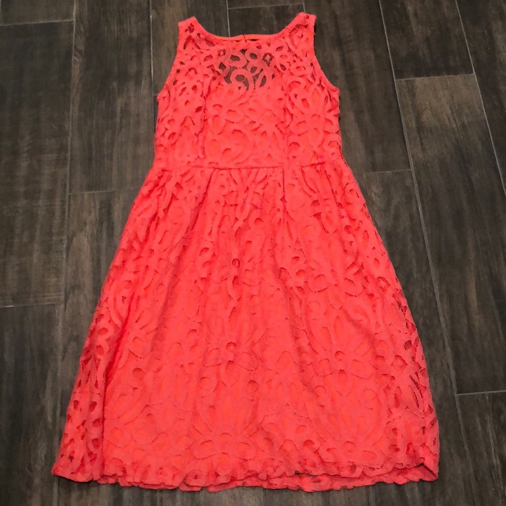 EN FOCUS STUDIOS Coral Lace Keyhole Dress